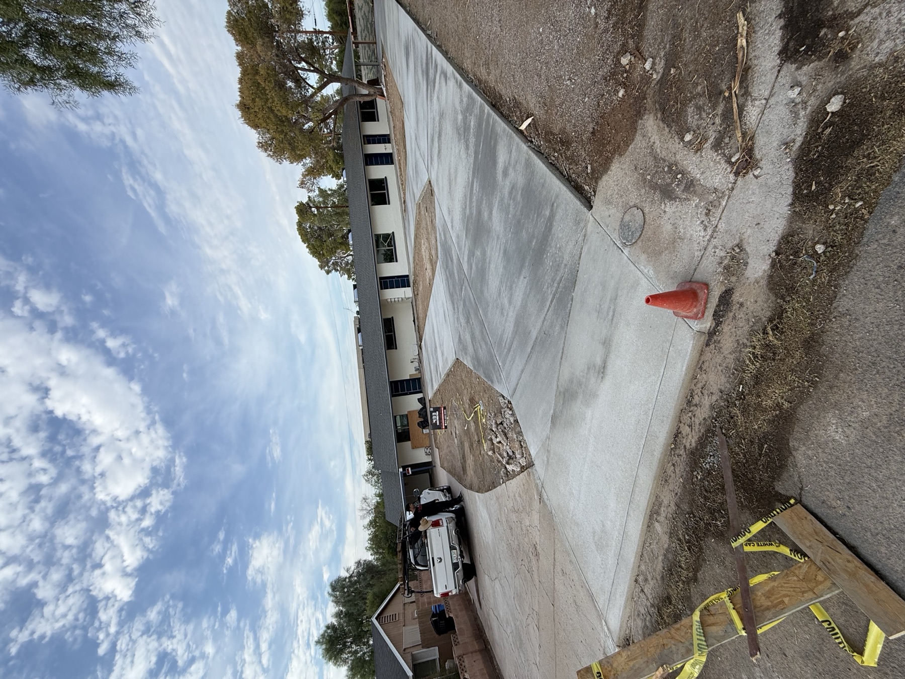 Curved driveway apron pour